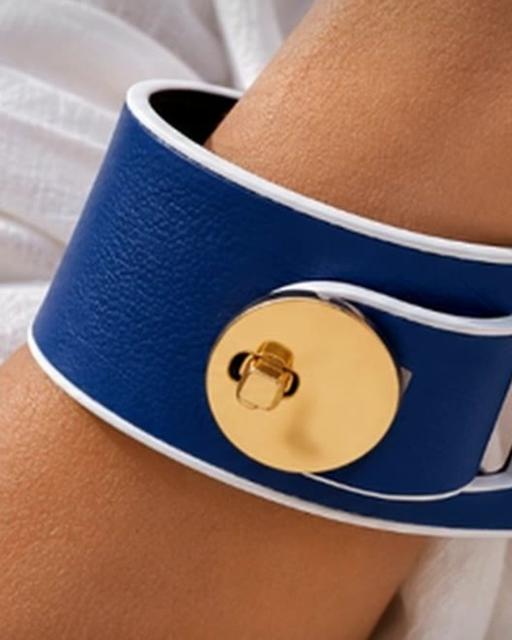 L'Audacieuse, navy leather with white edges