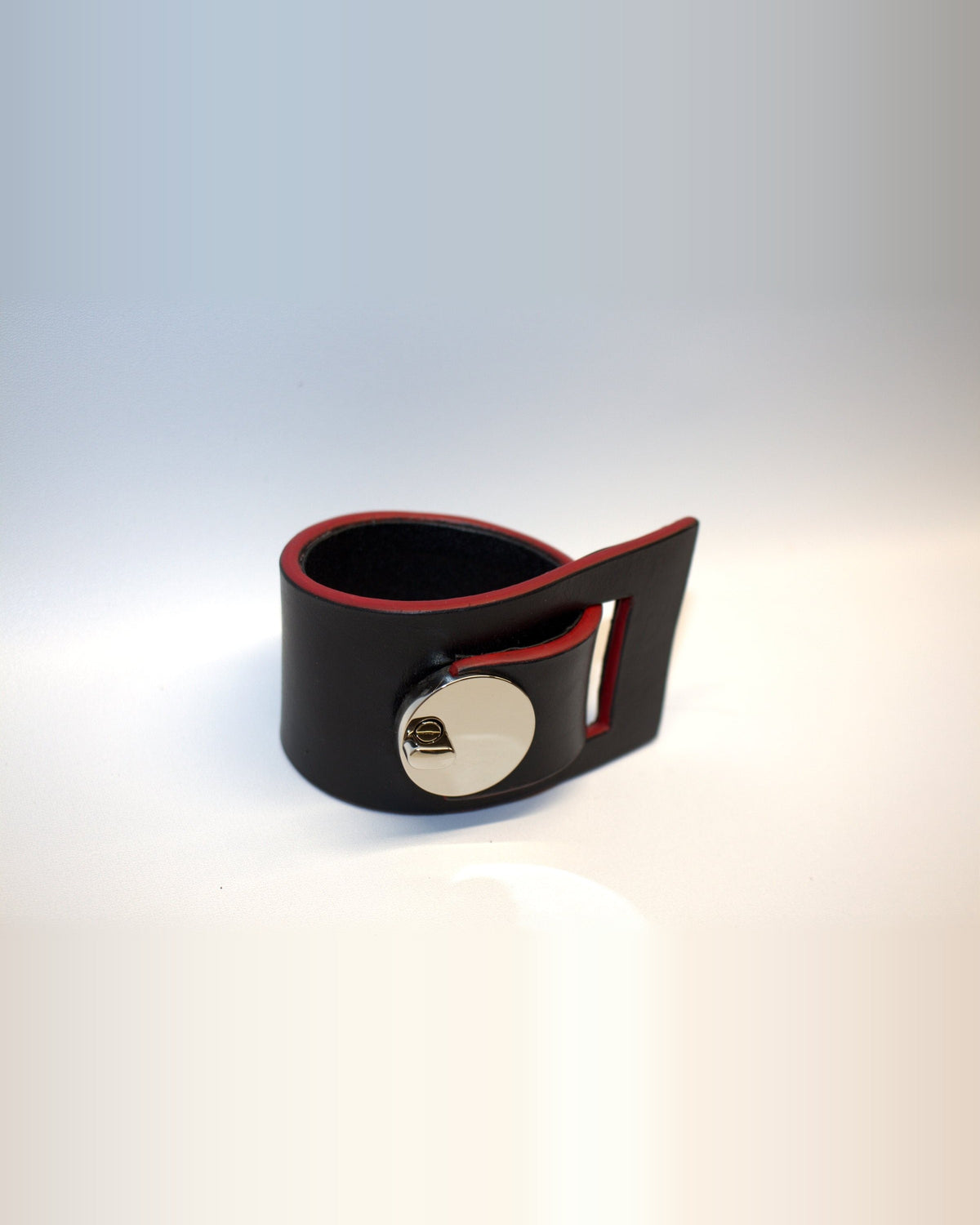 L'Audacieuse, black and red, seen from the side