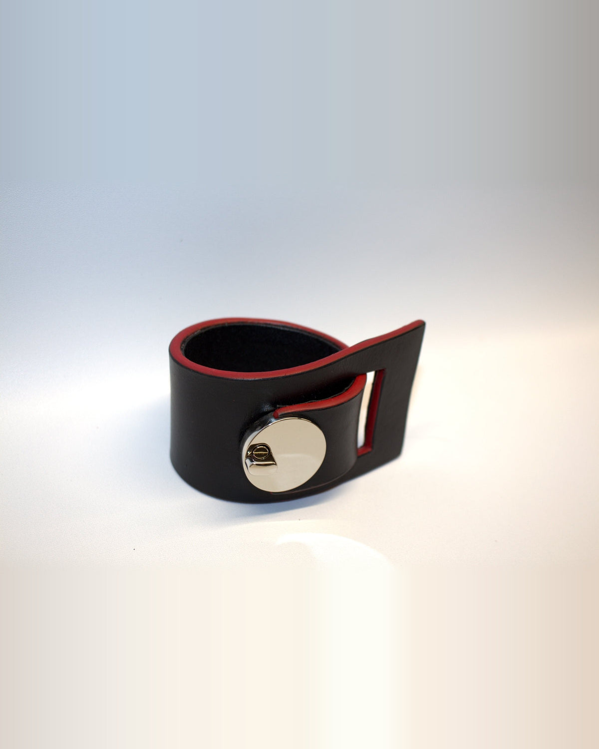 L'Audacieuse, black leather with red edges and round lock