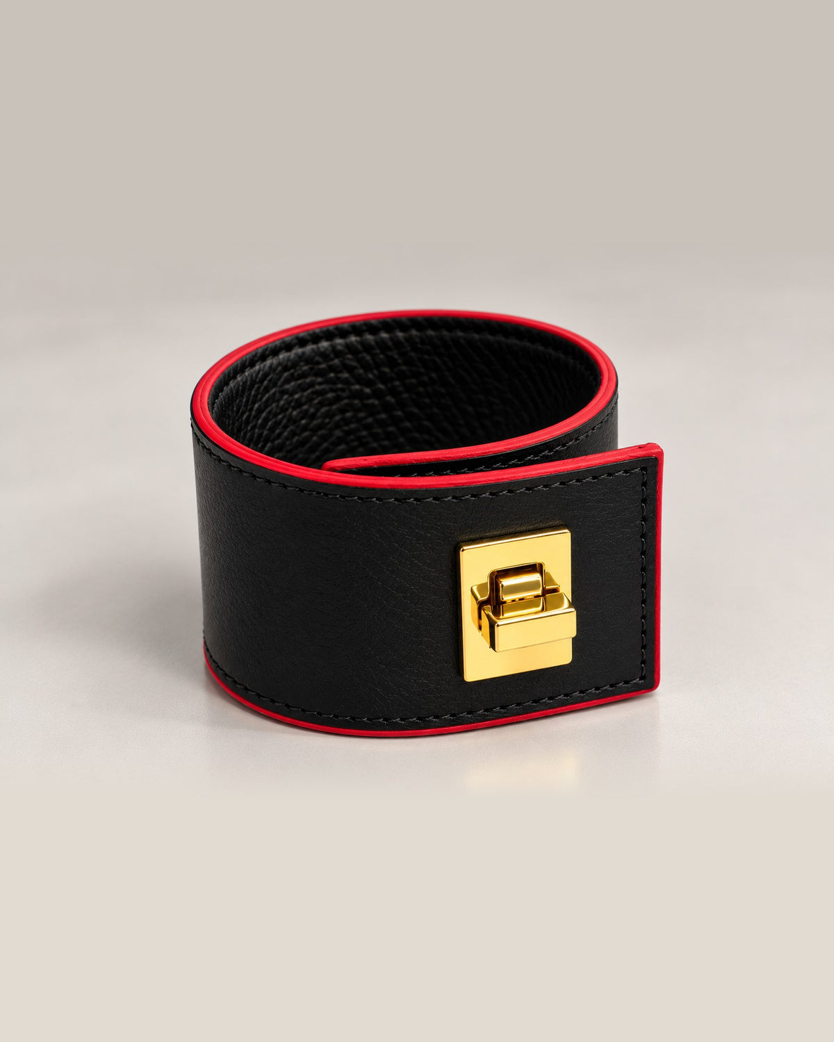 L'Élégante, black leather with red edges