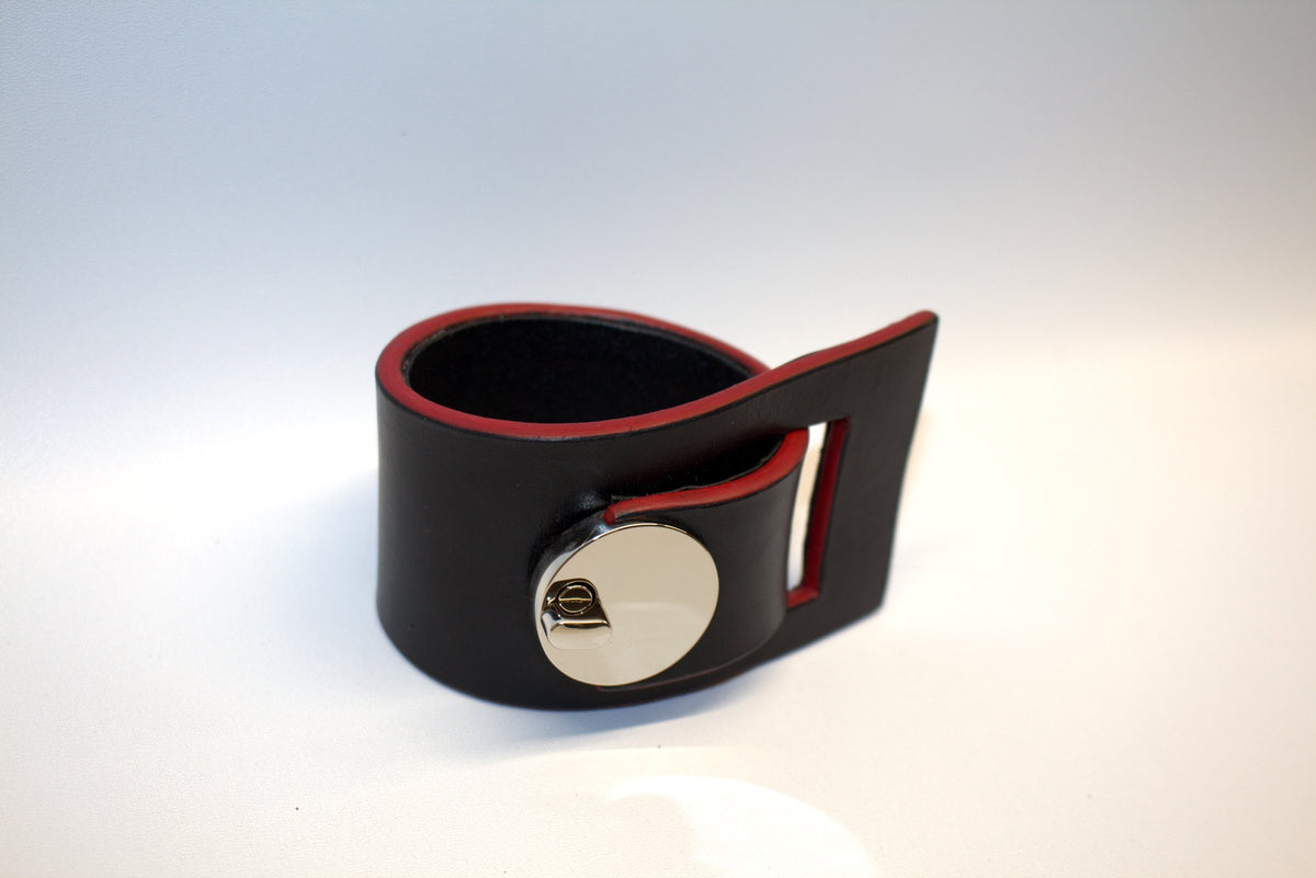 Distinct cuff, seen from the side