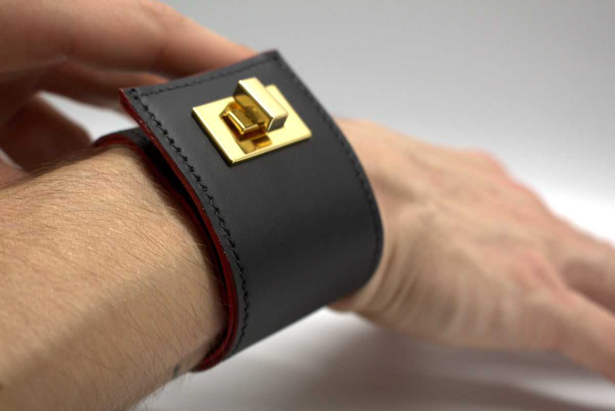 Stylish cuff worn on the wrist
